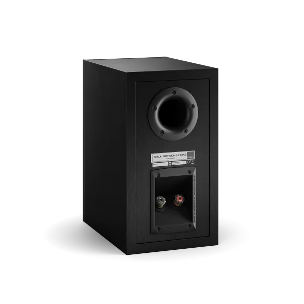 Spatele boxei Dali OPTICON 2 MK2, culoare Black Ash, cu port bass reflex și conectori pentru cabluri.
