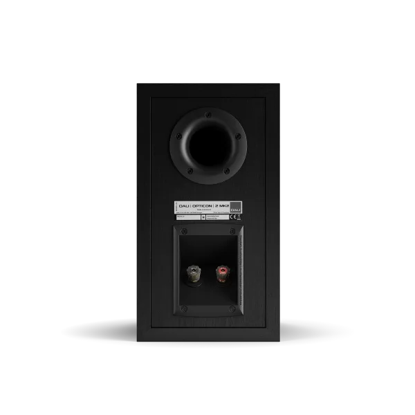 Spatele boxei Dali OPTICON 2 MK2 Black Ash, arătând portul bass reflex și conectorii pentru cabluri.