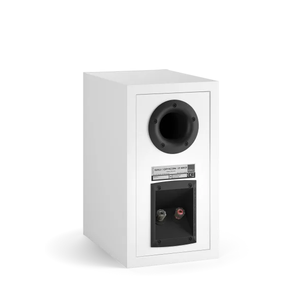 Spatele boxei Dali OPTICON 2 MK2, culoare alb satin, arată portul bass reflex și conectorii pentru cabluri.