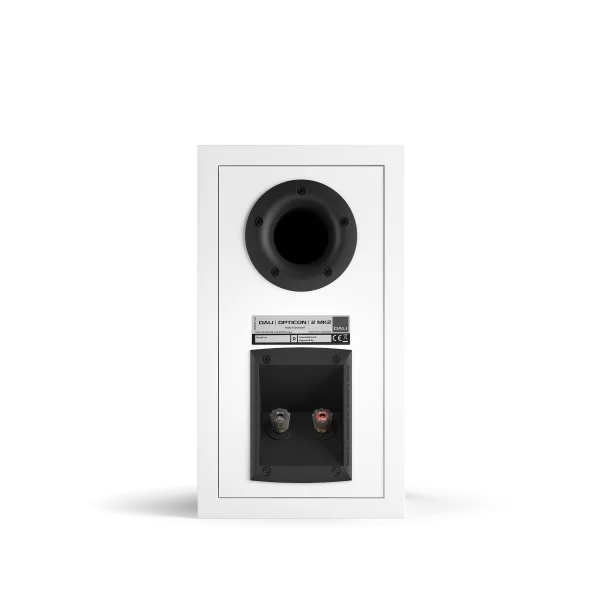 Spatele boxei Dali OPTICON 2 MK2, culoare alb satin, arată portul bass reflex și conectorii pentru cabluri.