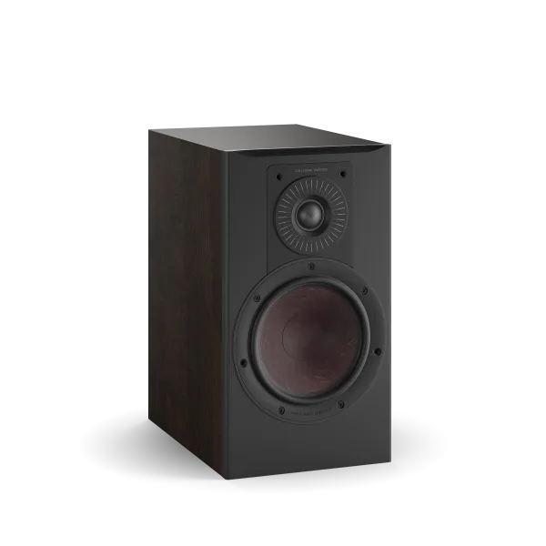Boxă Dali OPTICON 2 MK2, culoare tobacco oak, vedere frontală. Vizibil tweeter și woofer pentru sunet clar.