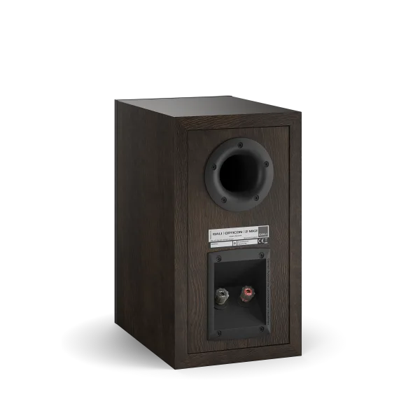 Spatele boxei Dali OPTICON 2 MK2 în culoarea tobacco oak, cu port bass reflex și conectori vizibili.