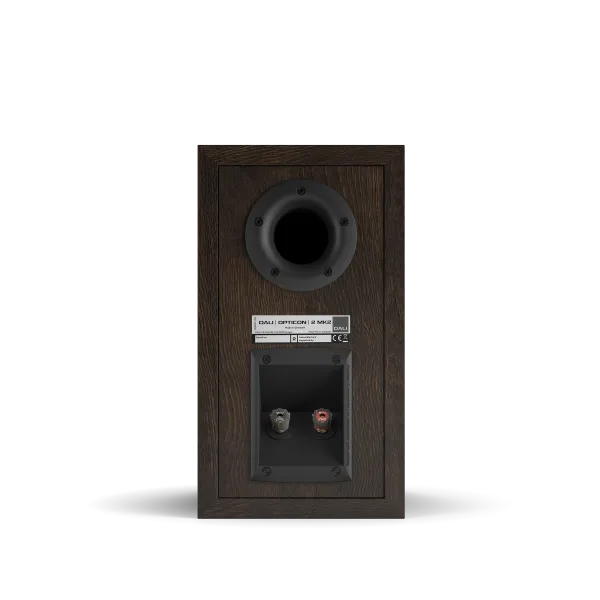 Spatele boxei Dali OPTICON 2 MK2, finisaj tobacco oak, cu port bass reflex și conectori pentru cabluri audio.