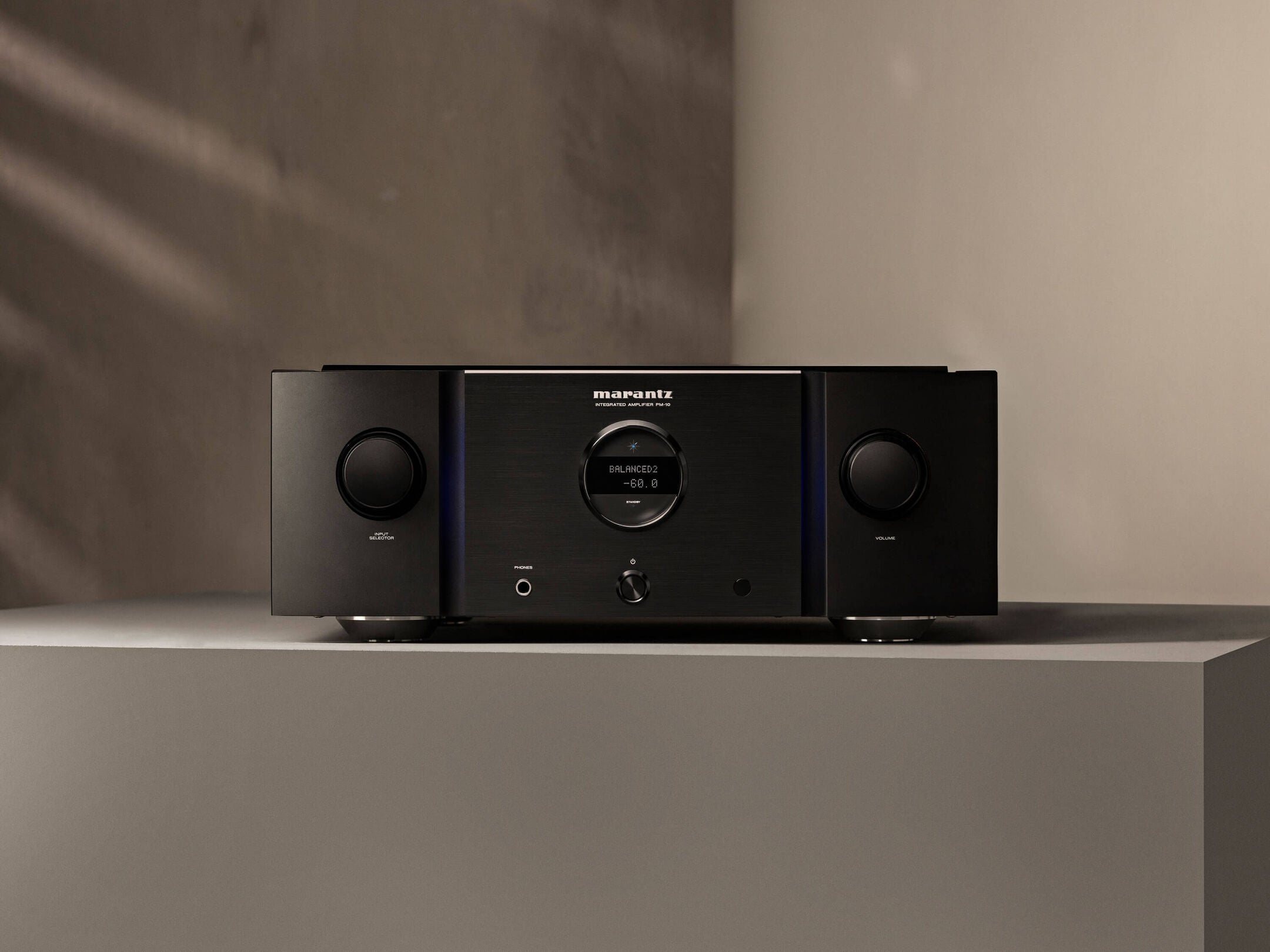 Amplificator Marantz PM-10 negru, vedere frontală, butoane de volum și balans vizibile, afișaj central.
