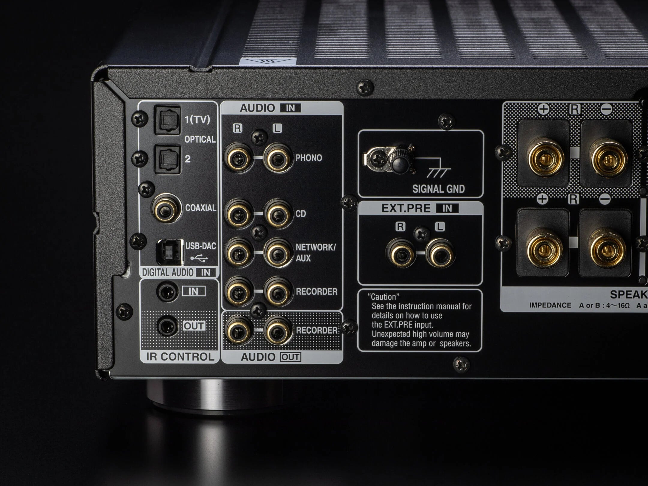 Conectori spate Denon PMA-1700NE Amplificator, vedere detaliată. Include intrări audio optice, coaxiale, USB-DAC și control IR.