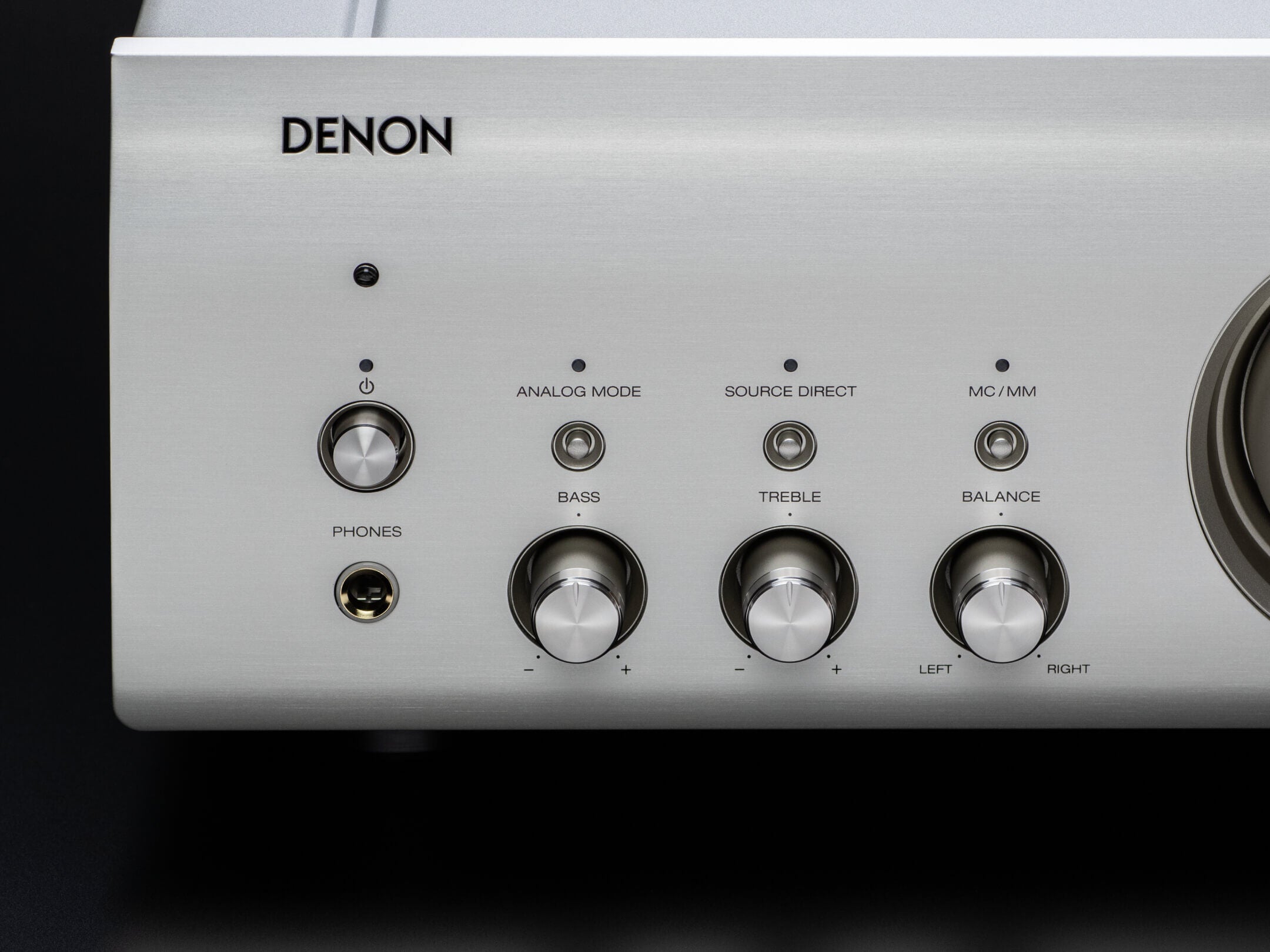 Control frontal argintiu Denon PMA-1700NE Amplificator cu butoane pentru mod analog, bas, treble, balans.