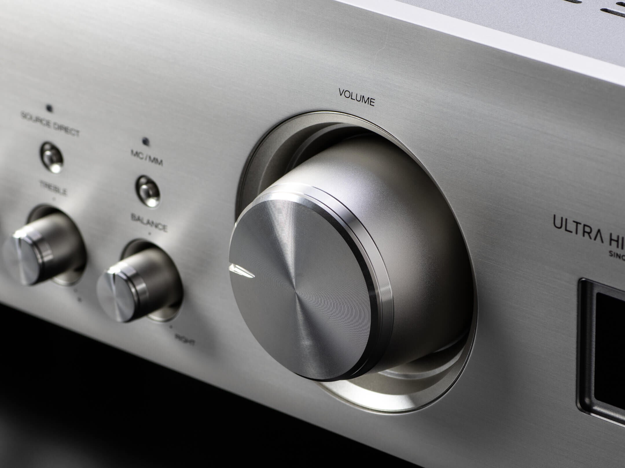 Denon PMA-1700NE Amplificator argintiu, detaliu buton volum. Vizibile butoane treble și balance.