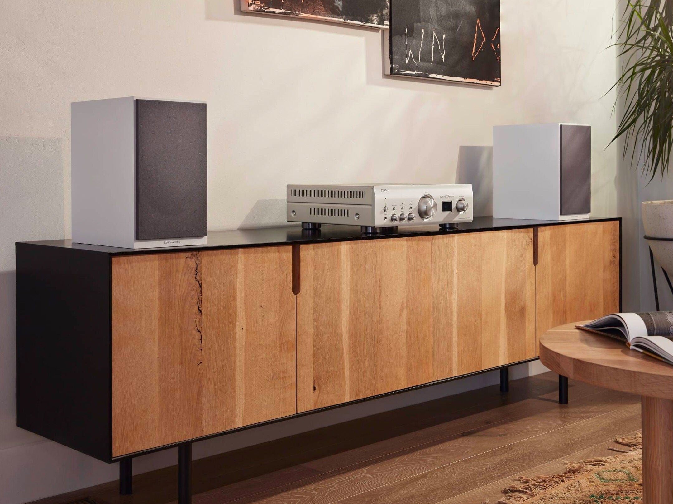 Amplificator Denon PMA-1700NE argintiu, vedere din unghi lateral. Vizibile butoane de control și afișaj.