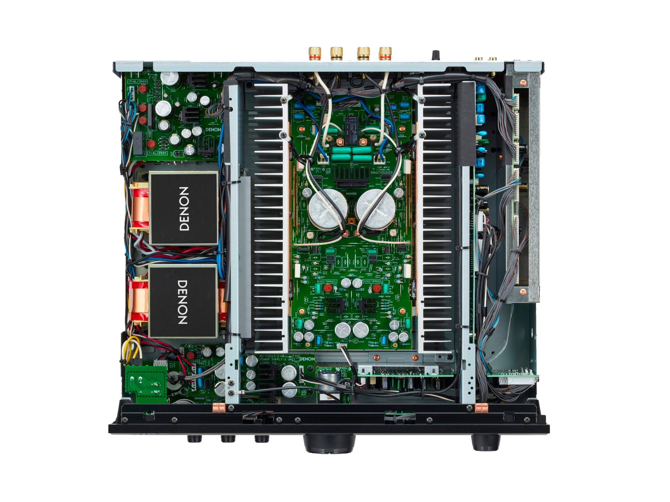 Vedere de sus a interiorului amplificatorului Denon PMA-1700NE argintiu, evidențiind componentele electronice și circuitele interne.