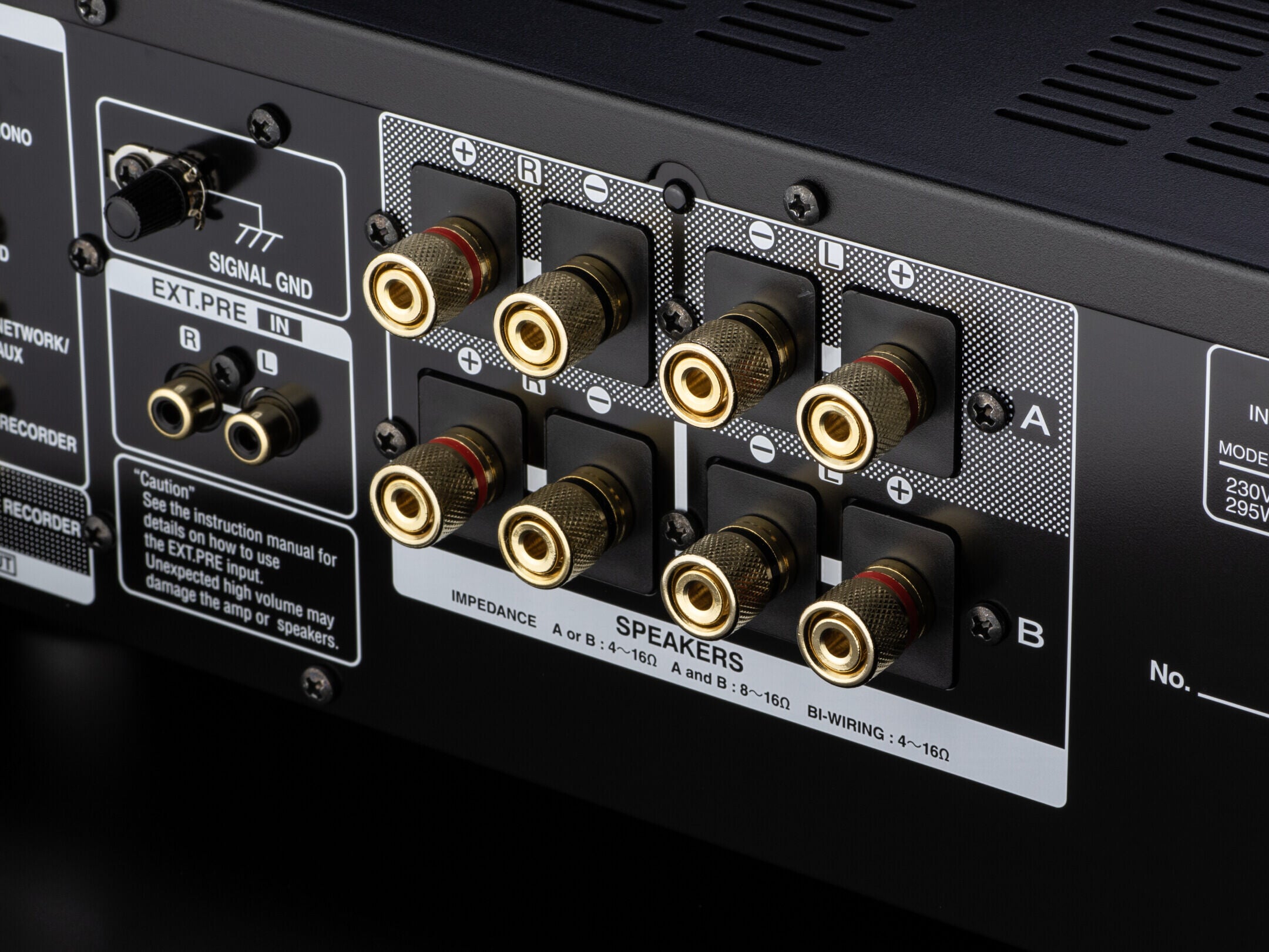 Conectori terminali pentru boxe Denon PMA-1700NE, vedere detaliată, culoare neagră, include intrări bi-wiring.