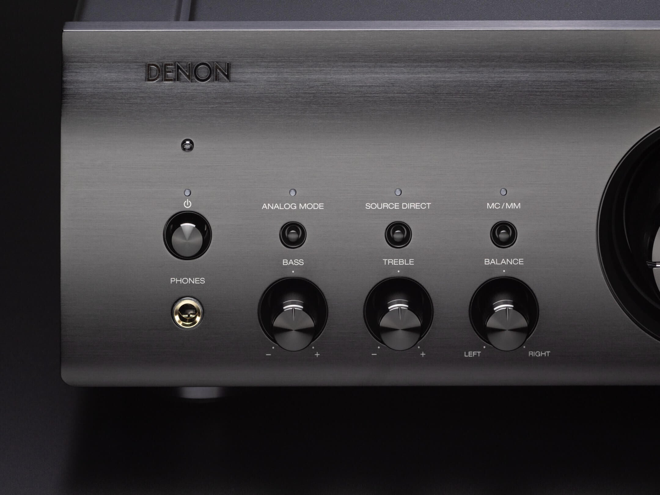 Denon PMA-1700NE Amplificator, control tonuri, vedere frontală, argintiu, butoane pentru bass, treble, balans.