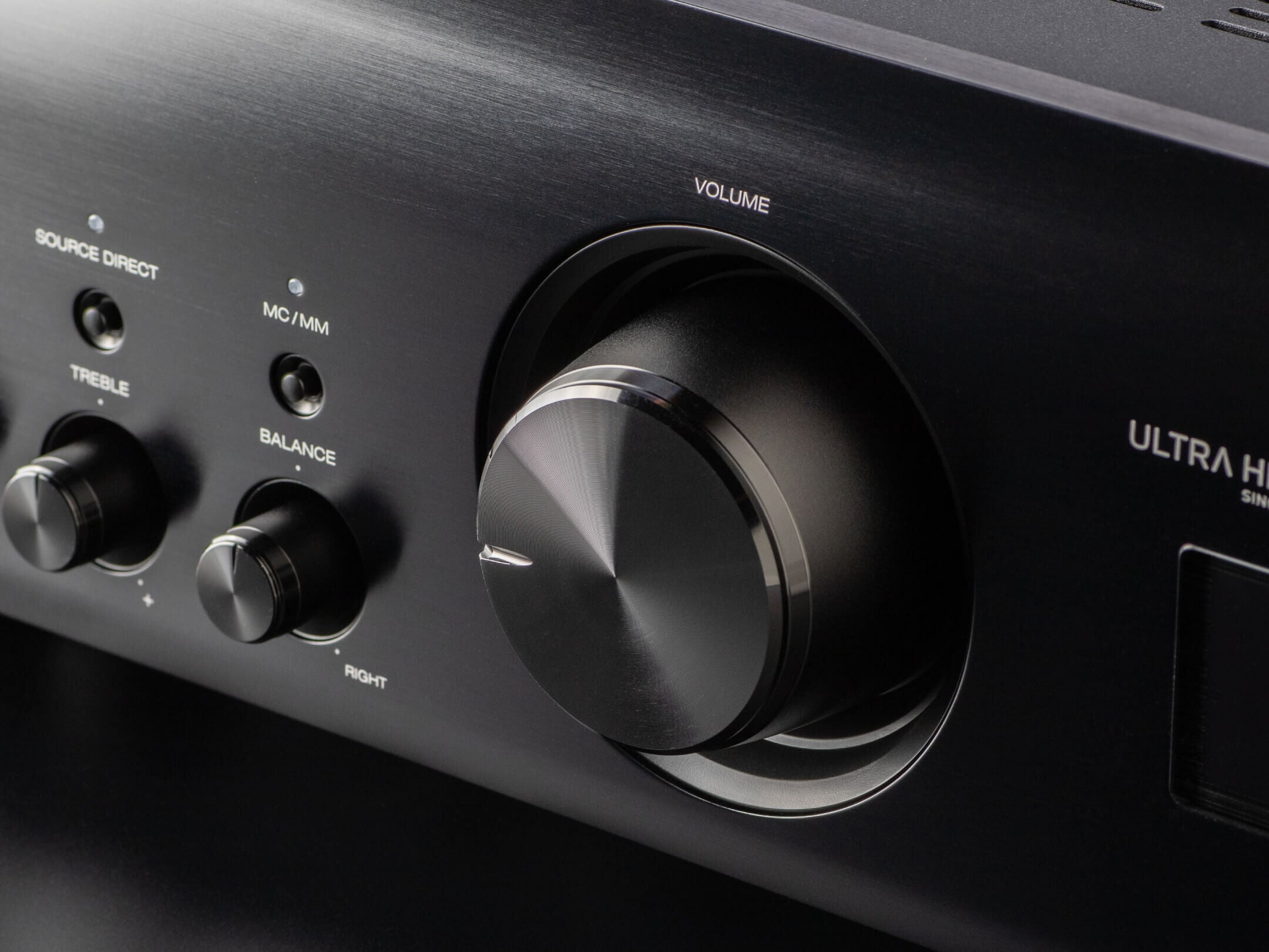 Buton volum Denon PMA-1700NE Amplificator, vedere laterală, negru, cu reglaje pentru sursă, treble și balans.