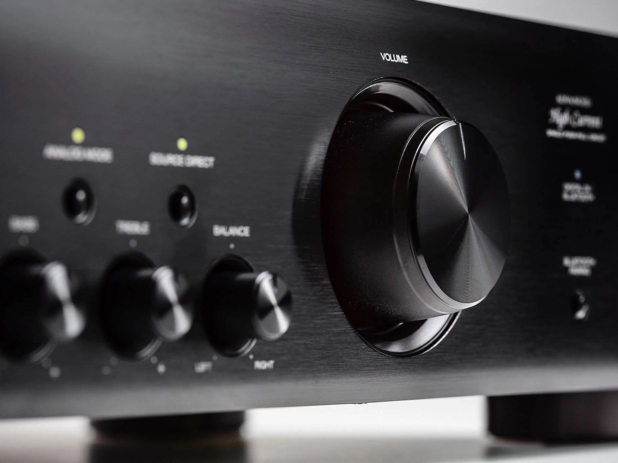 Denon PMA-600NE Amplificator, vedere laterală, butoane de volum și control tonal, culoare neagră.