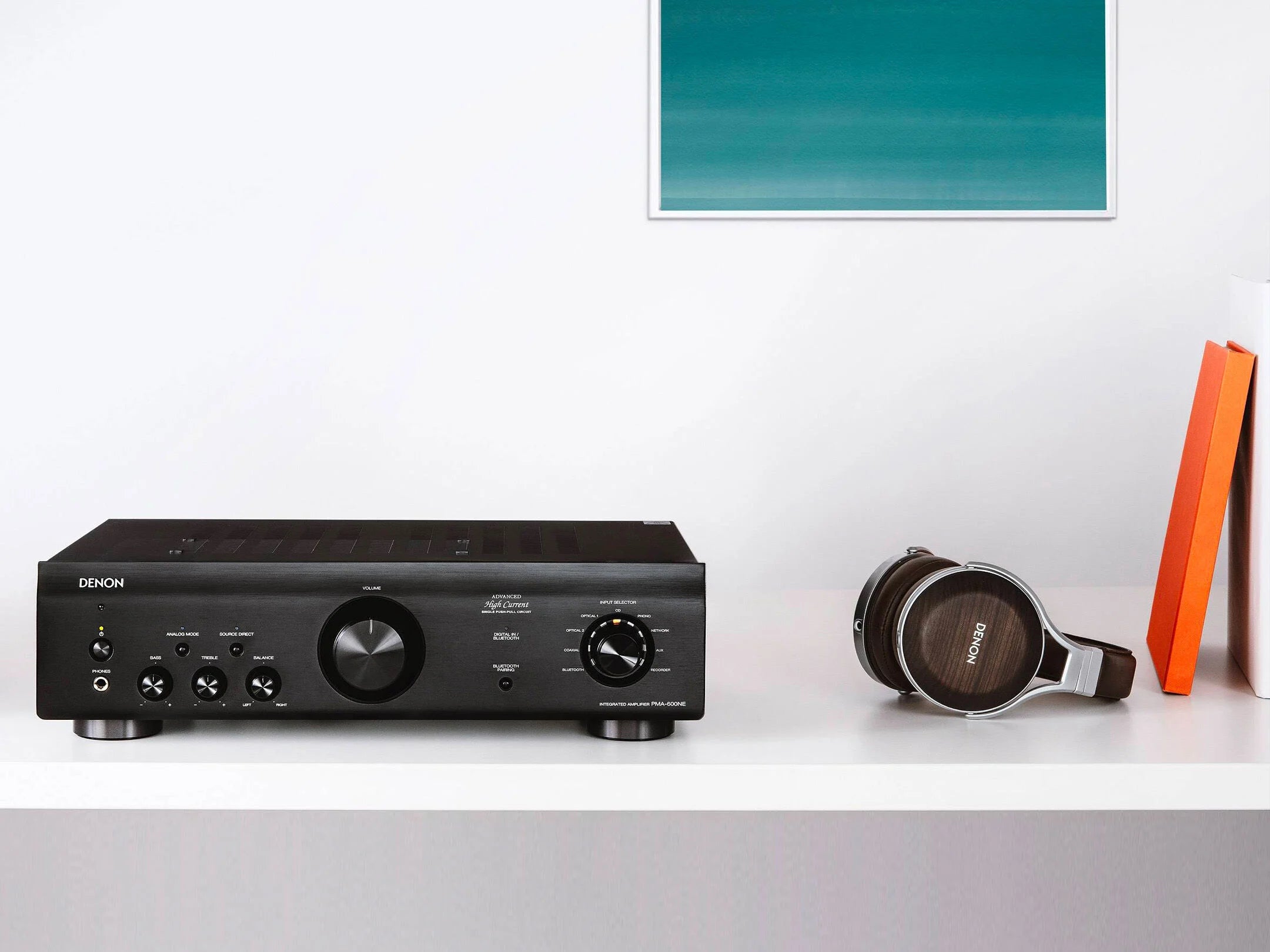 Amplificator Denon PMA-600NE negru, vedere frontală, butoane de control vizibile, căști Denon alături.