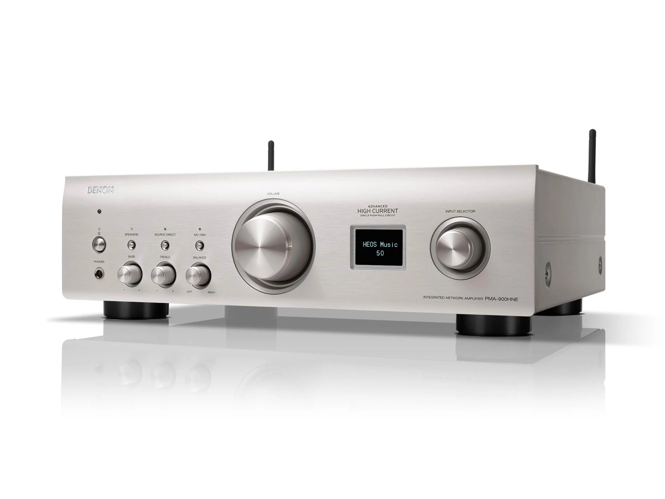 Amplificator Denon PMA-900HNE argintiu, vedere laterală. Afișaj HEOS Music, butoane control volum.