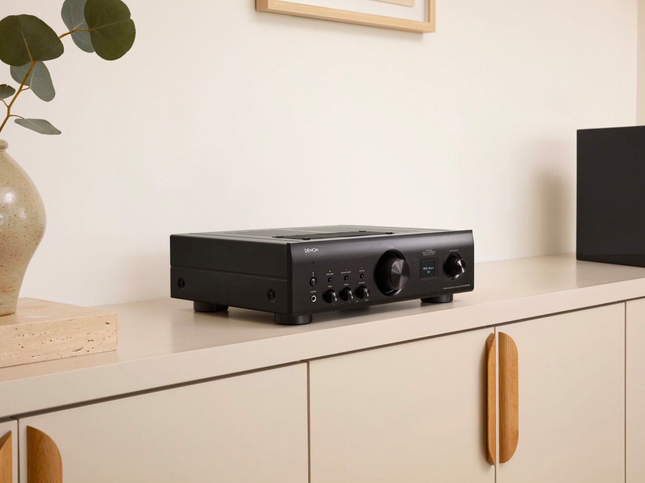 Amplificator Denon PMA-900HNE, unghi lateral, negru, afișaj digital și butoane de control vizibile.