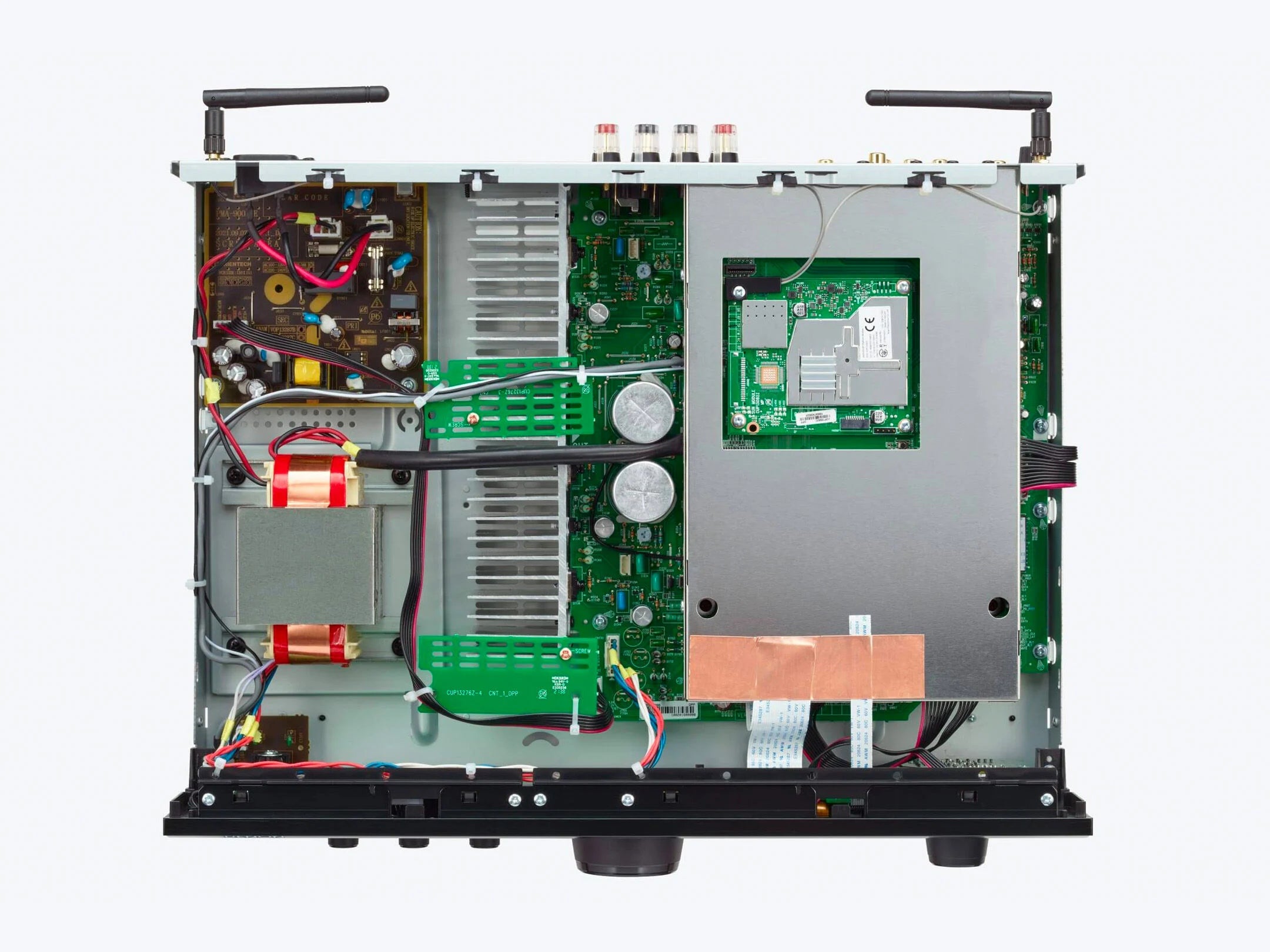 Alt-text: Vedere de sus a interiorului amplificatorului Denon PMA-900HNE, evidențiind circuitele și componentele electronice.