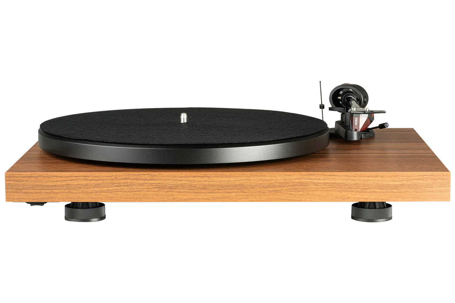 Pick-up Pro-Ject Debut E Carbon Phono 2M Red, vedere frontală, finisaj nuc, braț carbon și doza vizibile.