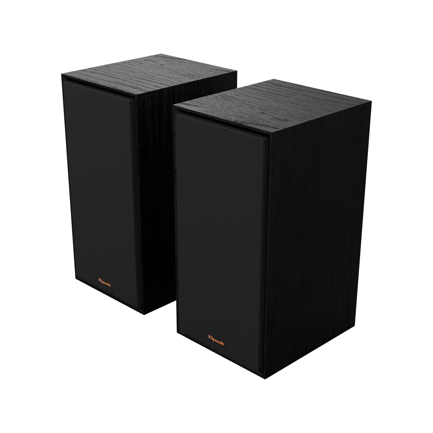 Boxe active Klipsch R-50PM negre, vedere frontală în unghi, cu grile frontale montate, finisaj lemn.