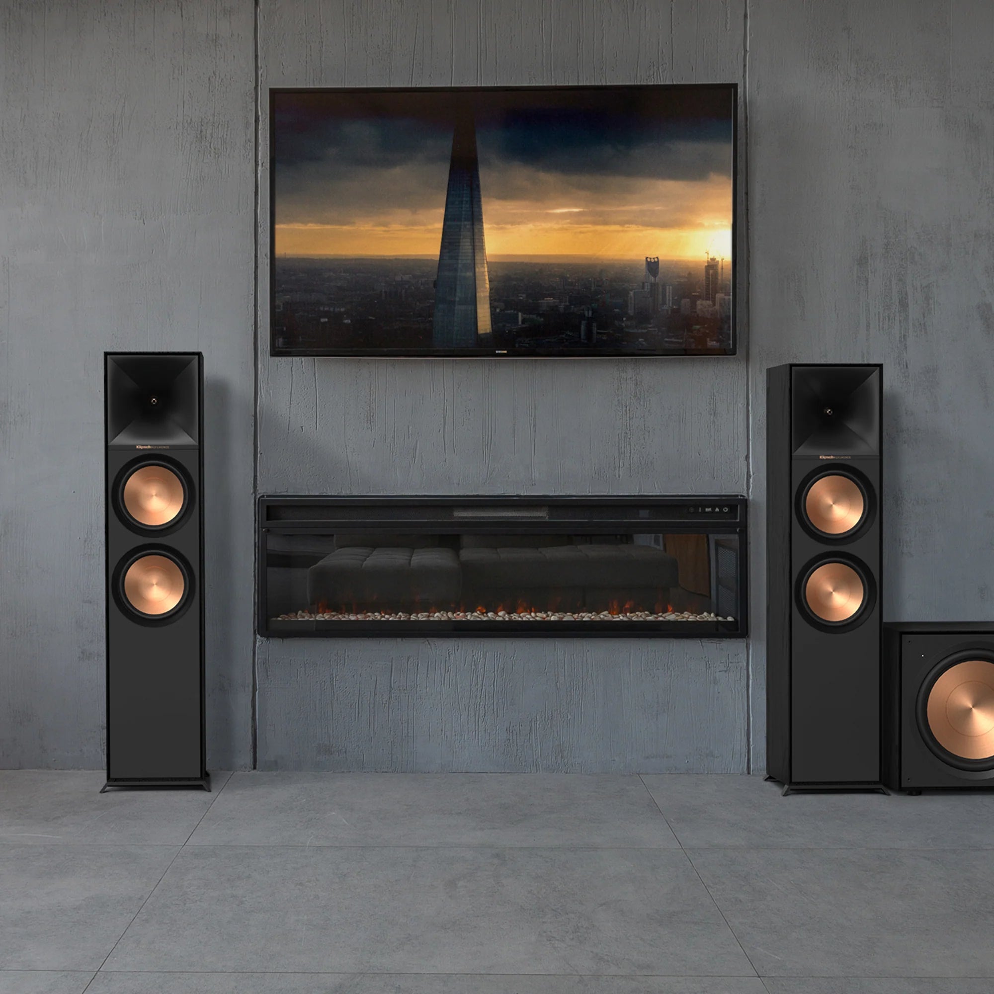 Boxe de podea Klipsch R-600F negre, vedere frontală, două woofere cu conuri din cupru și tweeter horn.