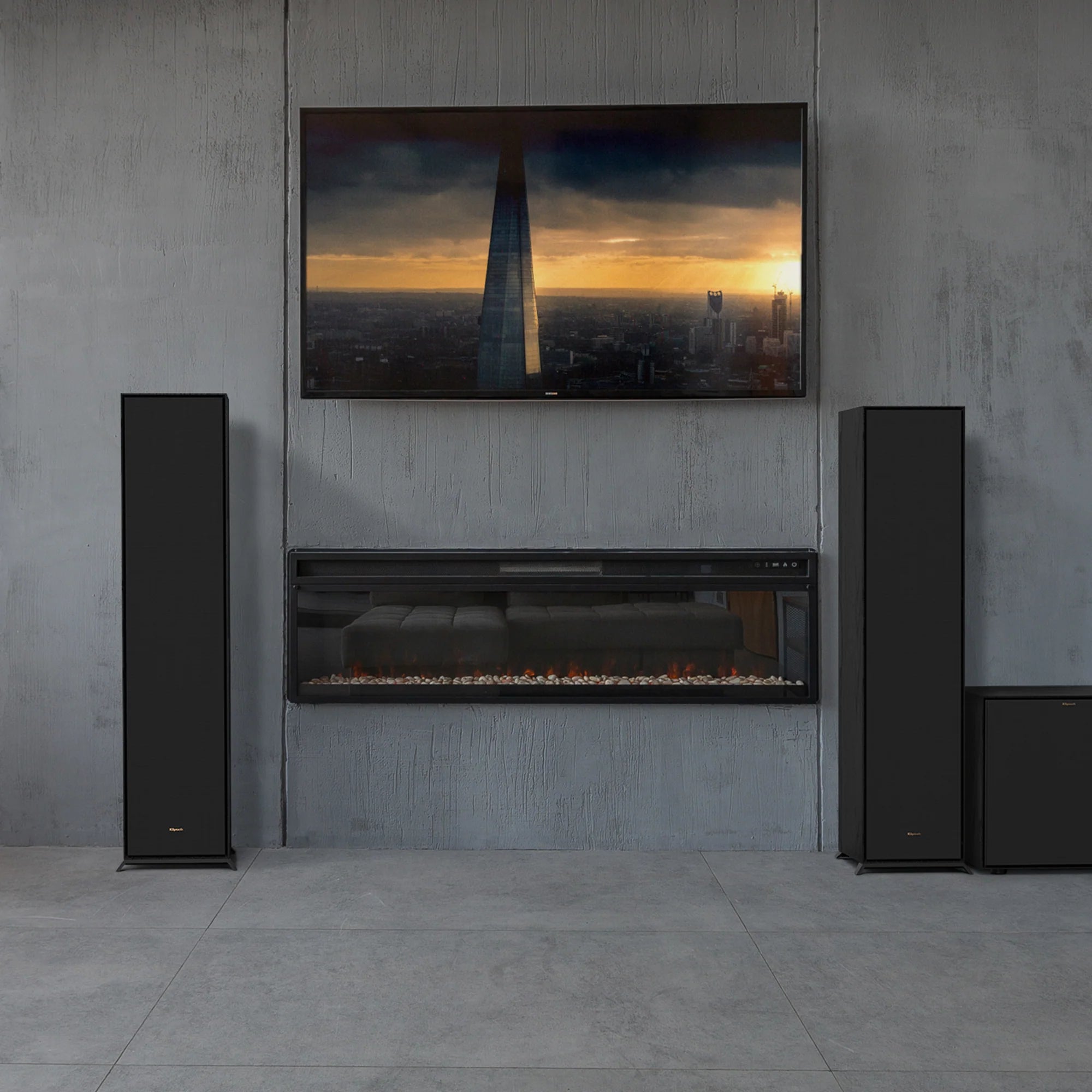 Boxe de podea Klipsch R-600F negre, vedere frontală în living modern, amplasate lângă șemineu TV.