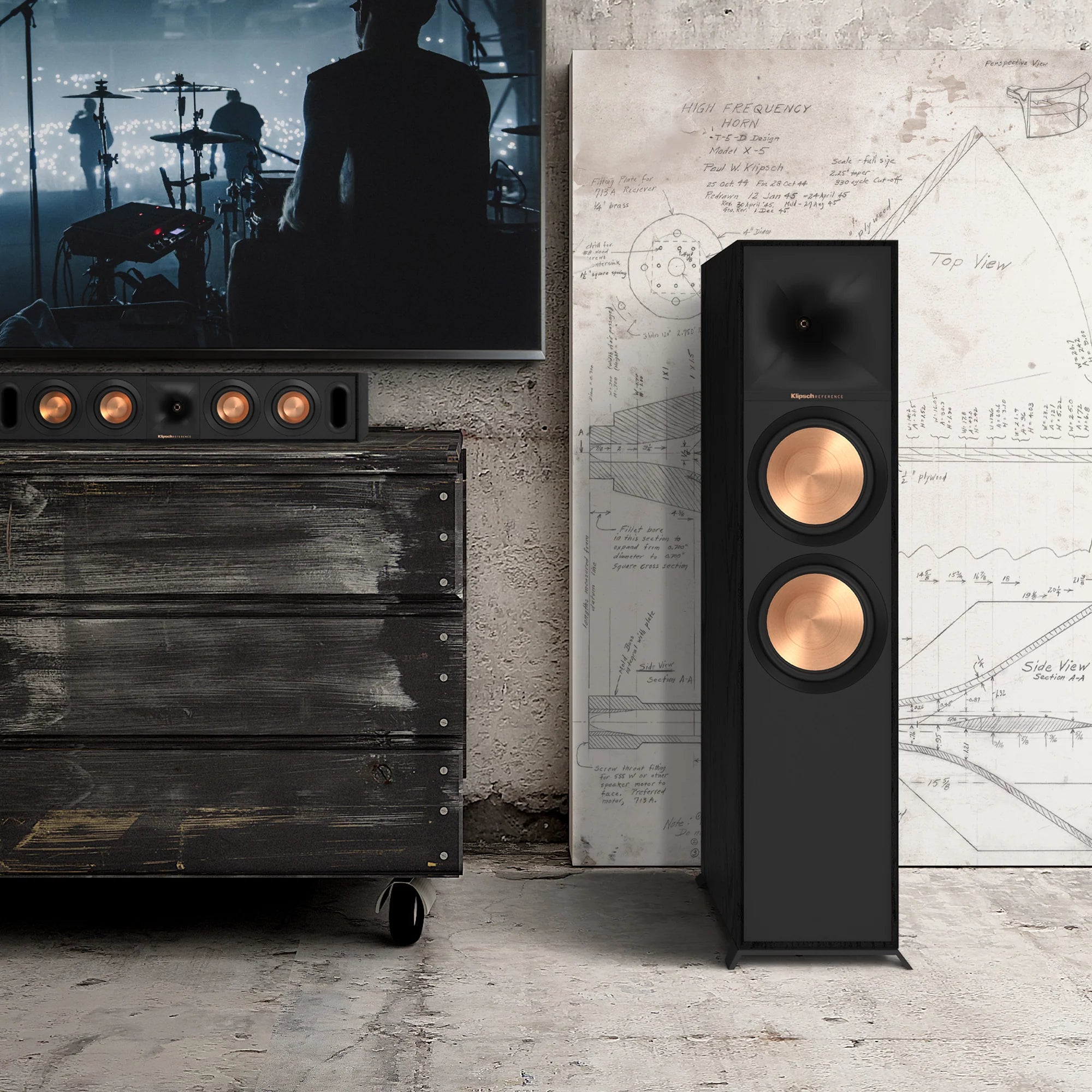 Boxă de podea Klipsch R-600F neagră, vedere frontală, cu două woofere din cupru și un tweeter Tractrix.