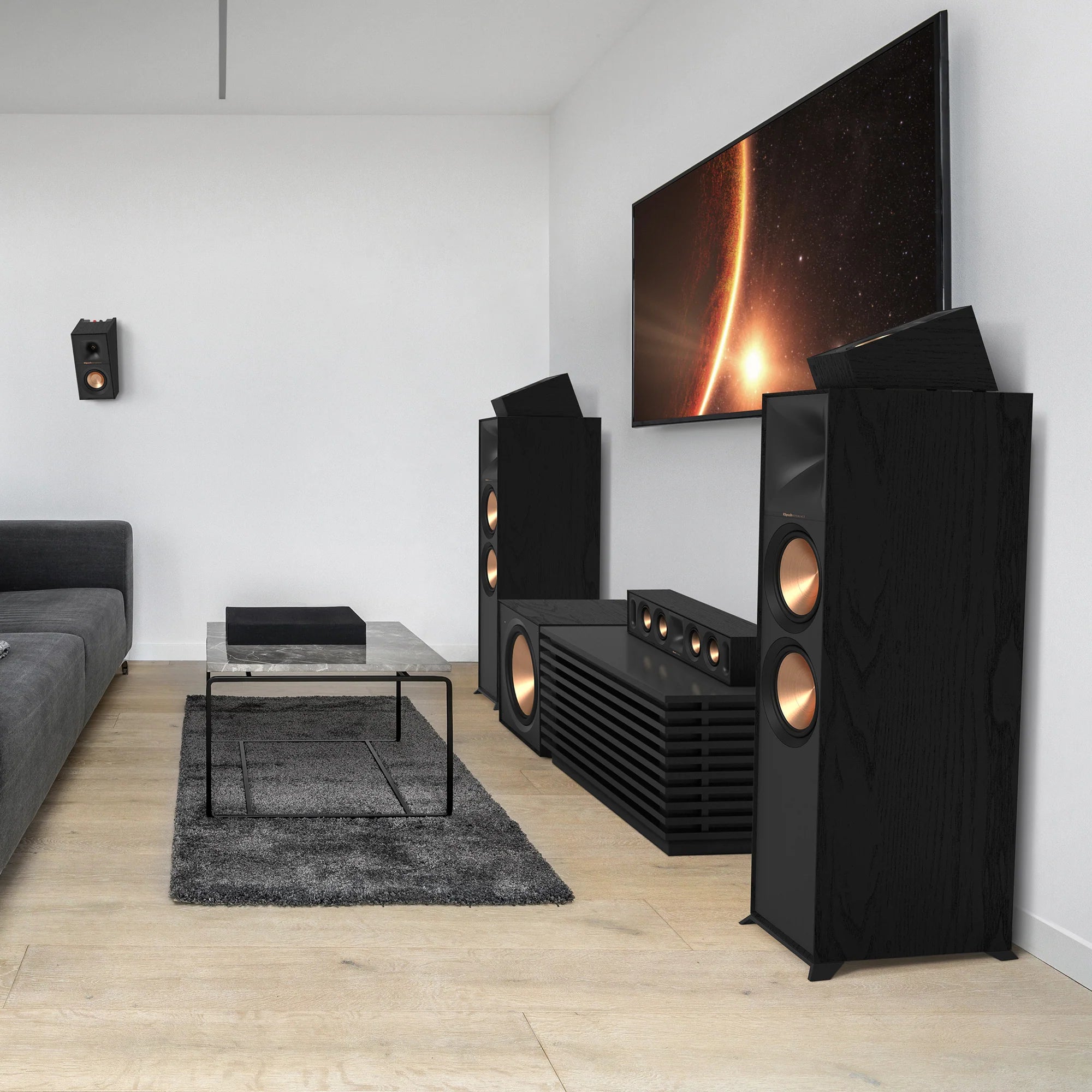 Boxe de podea Klipsch R-600F negre, vedere laterală în sistem home theater cu wooferi cupru.