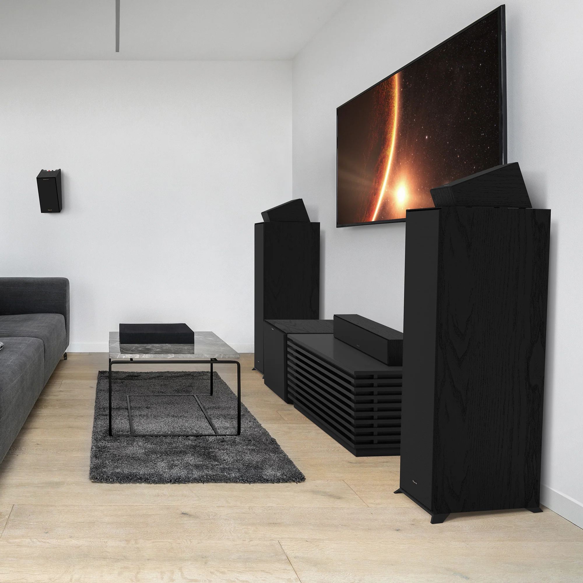 Boxe de podea Klipsch R-600F negre, vedere laterală în cameră de zi, lângă televizor montat pe perete.