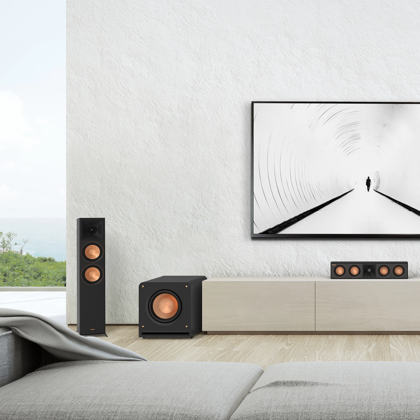 Subwoofer Klipsch RP-1200SW negru, vedere frontală în setup home theater, difuzor de 12” expus.
