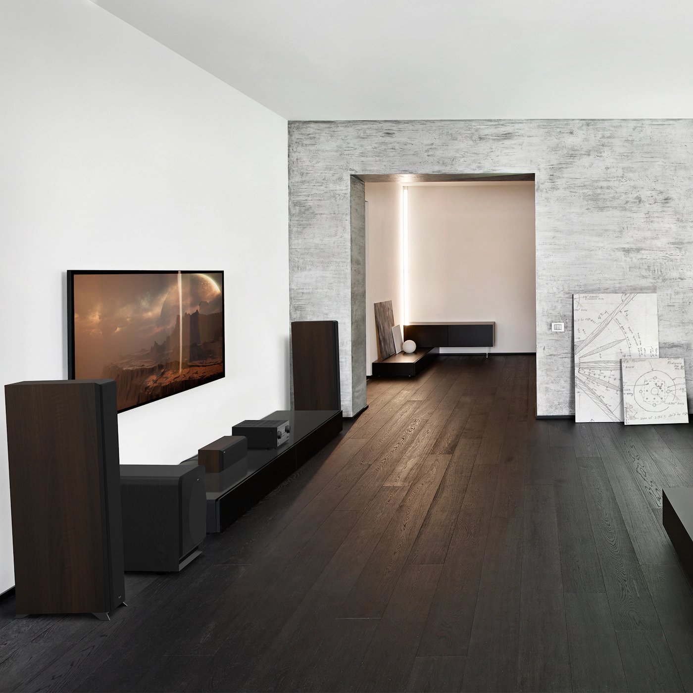 Subwoofer Klipsch RP-1200SW negru, vedere laterală stânga, integrat într-un sistem home theater modern.