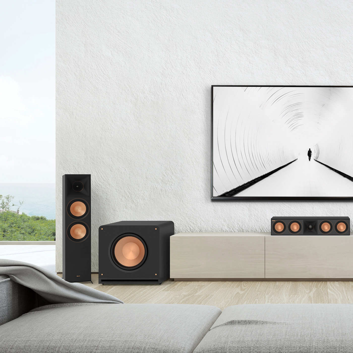 Subwoofer Klipsch RP-1600SW negru, vedere frontală în setup home theater, difuzor de 16” vizibil.