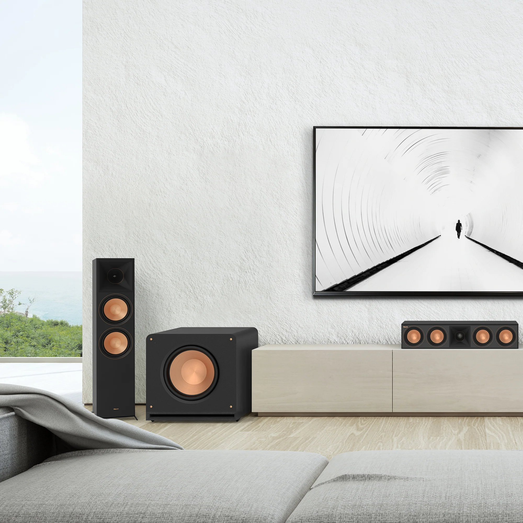 Subwoofer Klipsch RP-1000SW negru, vedere frontală în sistem home theater, cu difuzor expus.