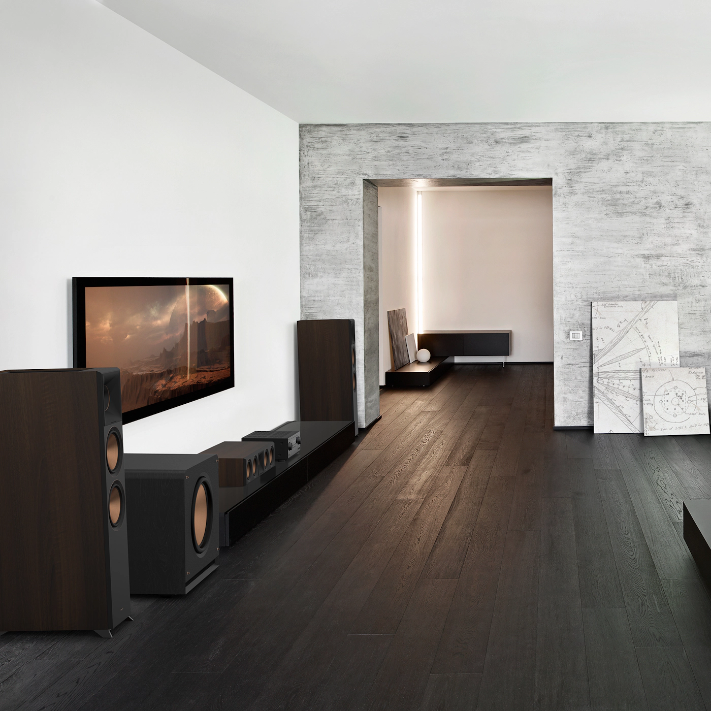 Subwoofer Klipsch RP-1600SW negru, vedere laterală în sistem home theater, cu difuzor frontal vizibil.