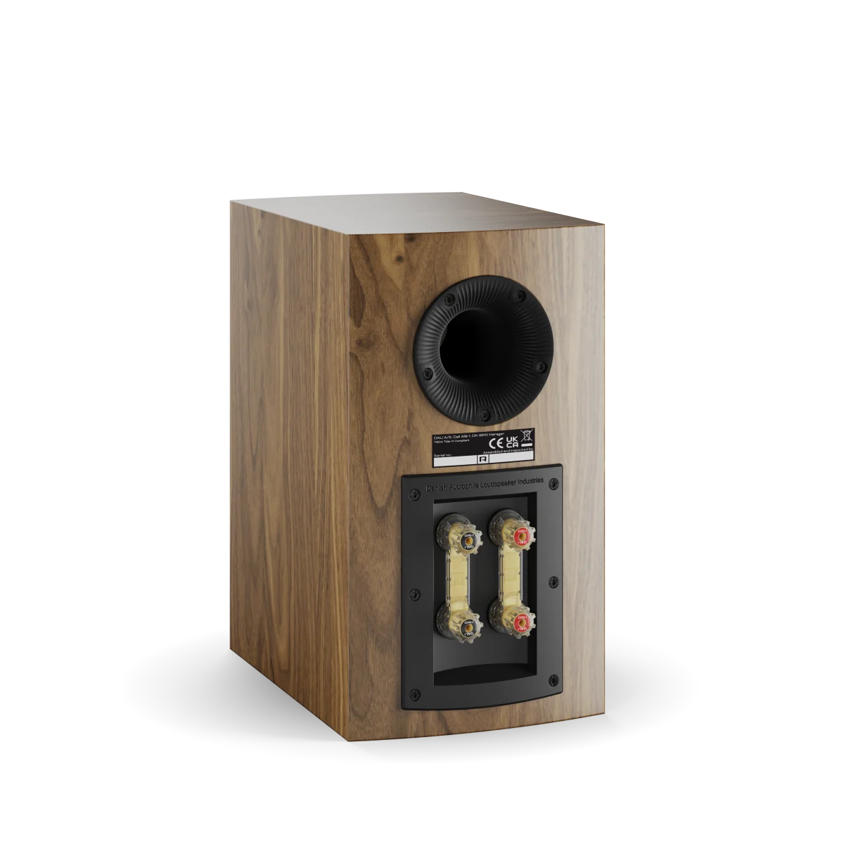 Spatele boxei Dali RUBIKORE 2 în finisaj nuc natural, cu port bass reflex și conectori de înaltă calitate.