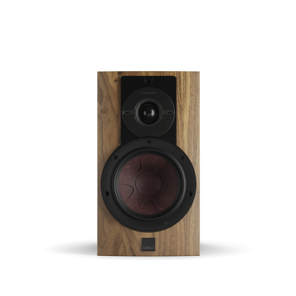Boxă Dali RUBIKORE 2, față, finisaj nuc natural, vizibil tweeter și woofer pentru sunet clar.