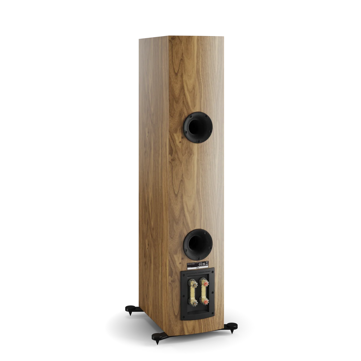 Boxa Dali RUBIKORE 6, vedere din spate, finisaj nuc natural, cu porturi bass reflex și conectori vizibili.