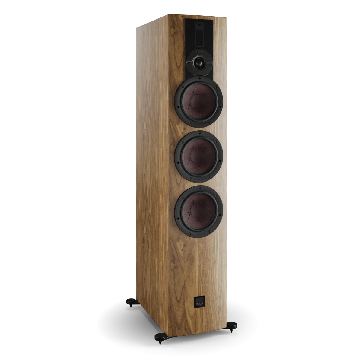 Boxă de podea Dali RUBIKORE 8, culoare natural walnut, vedere frontală, trei difuzoare mari vizibile.