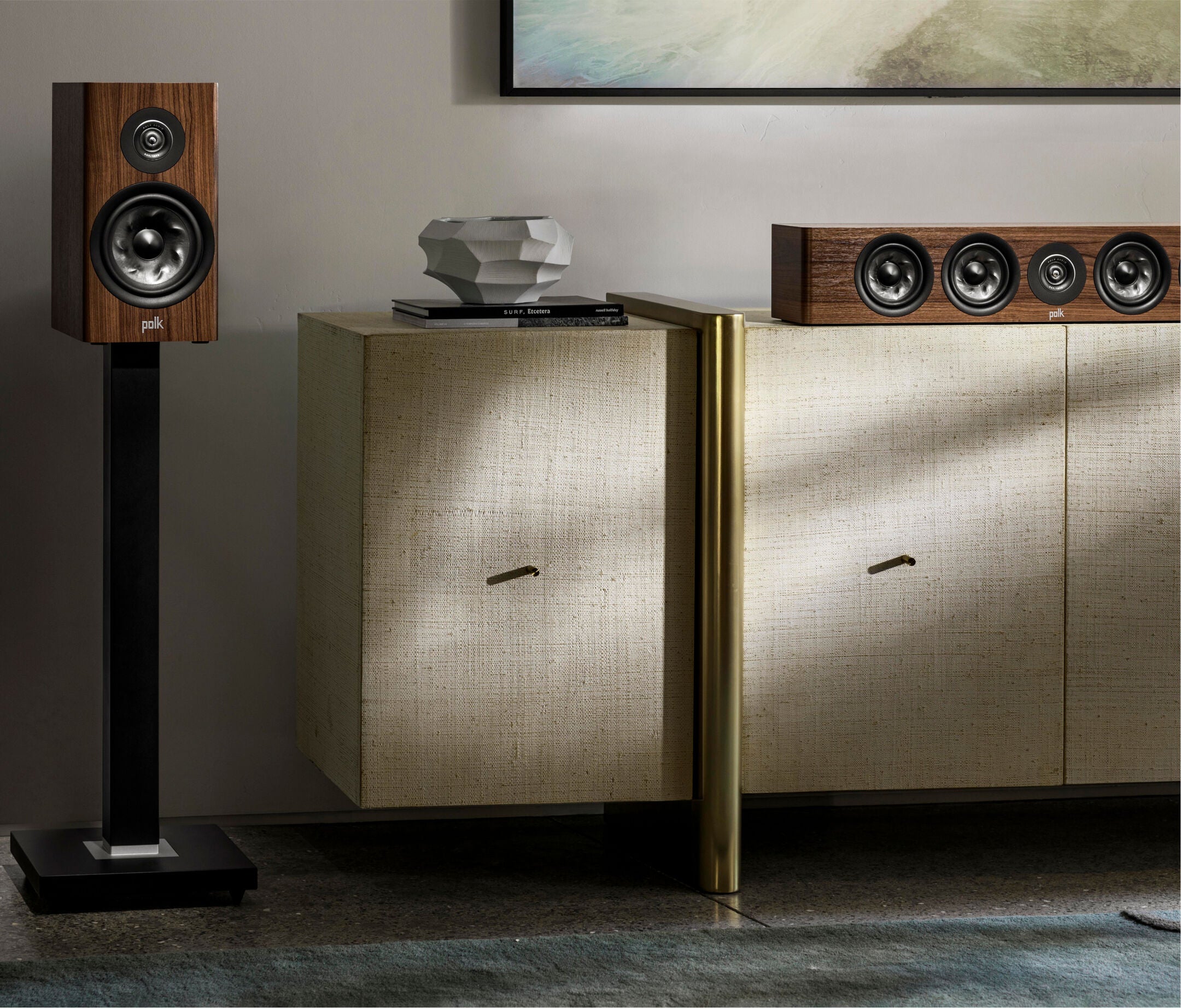 Boxa Polk Audio Reserve R200 maro pe suport negru, amplasată lângă un dulap, cu difuzor central vizibil.