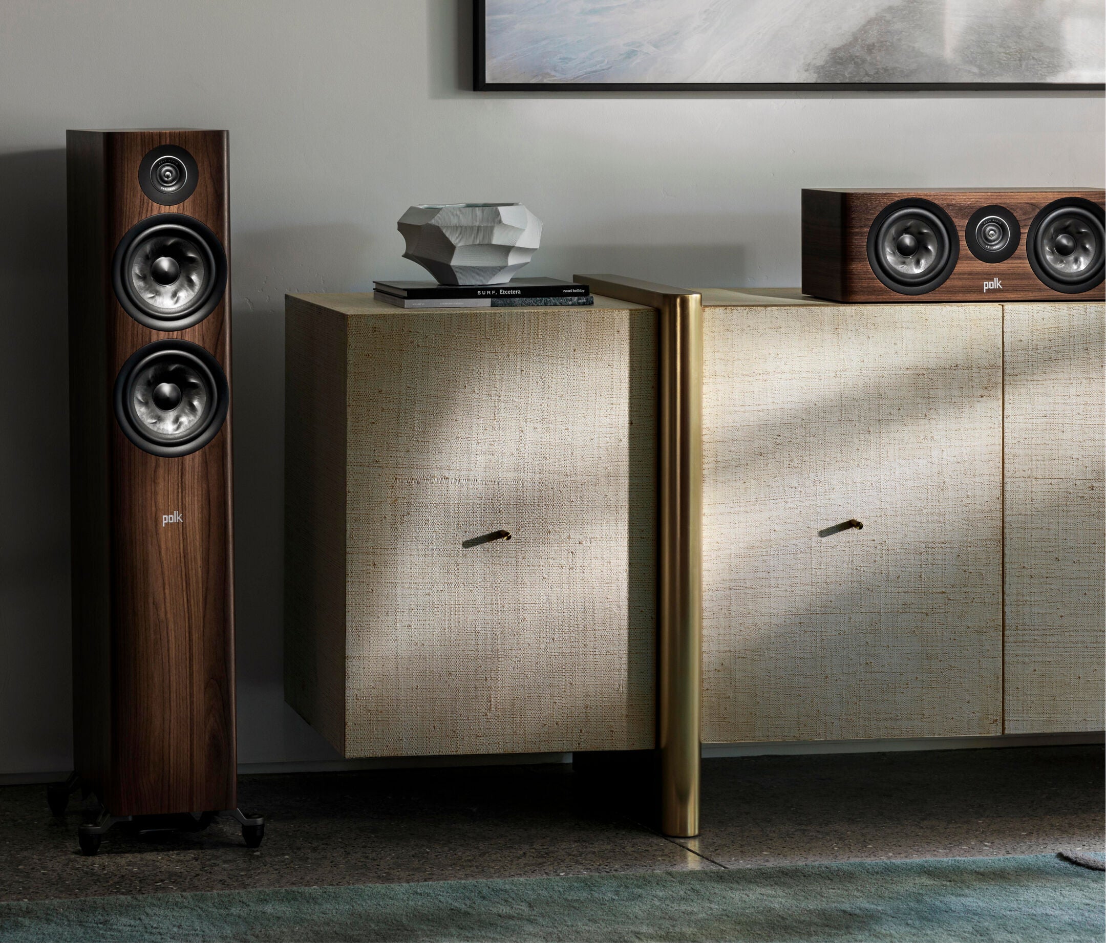 Polk Audio Reserve R300 Boxe centru maro, vedere frontală, plasată pe un dulap, două difuzoare vizibile.