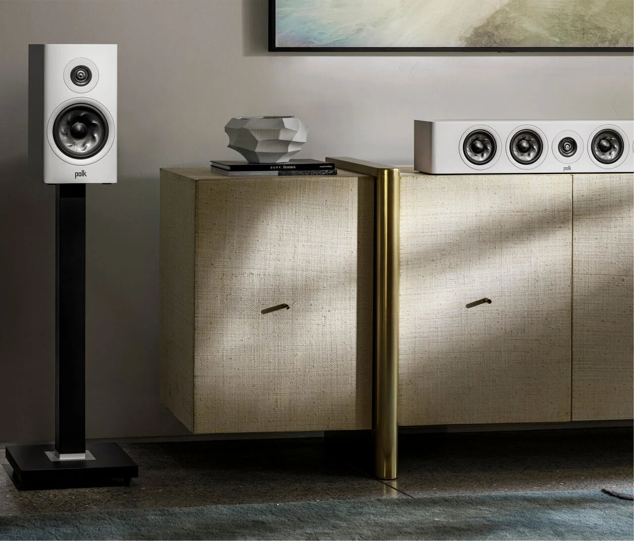 Boxa centru Polk Audio Reserve R350 albă, așezată pe un dulap. Vizibile patru difuzoare frontale.