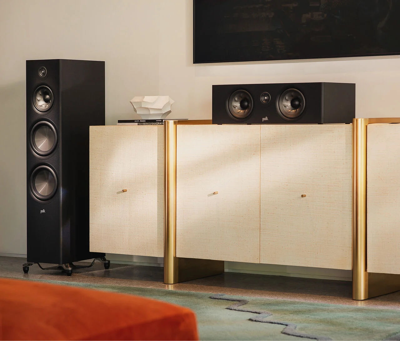 Polk Audio Reserve R400 Boxe Centru negru, vedere in-situ. Vizibile difuzoarele și amplasarea pe dulap.
