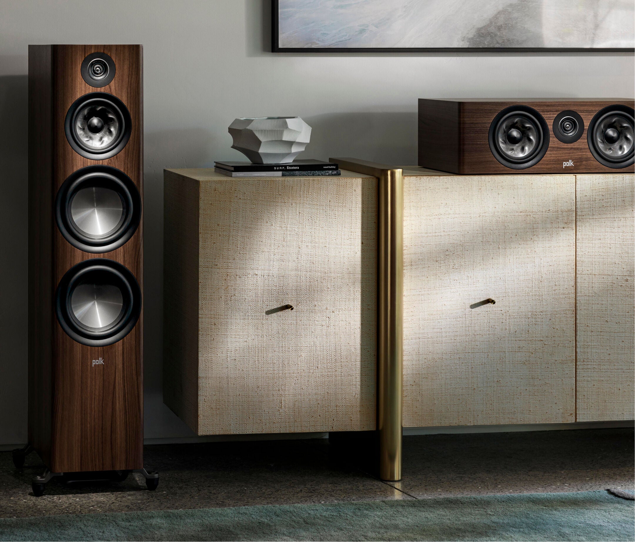 Boxa centru Polk Audio Reserve R400 maro, amplasată pe un dulap, cu două difuzoare vizibile frontal.