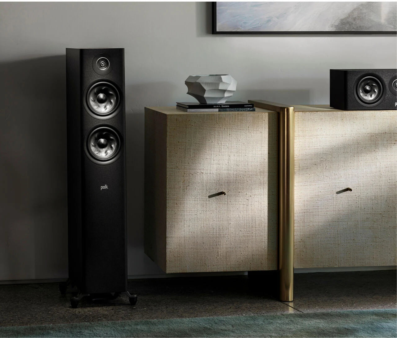 Boxa de podea Polk Audio Reserve R500, negru, vedere laterală, două difuzoare vizibile, amplasată lângă mobilier.