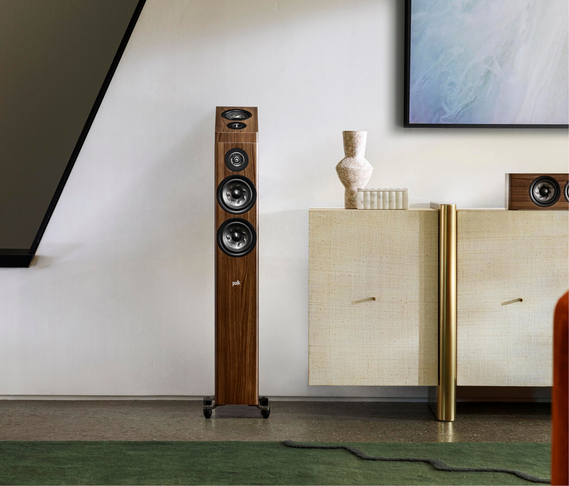 Polk Audio Reserve R500 Boxă de podea maro, vedere frontală, amplasată lângă mobilier modern în sufragerie.