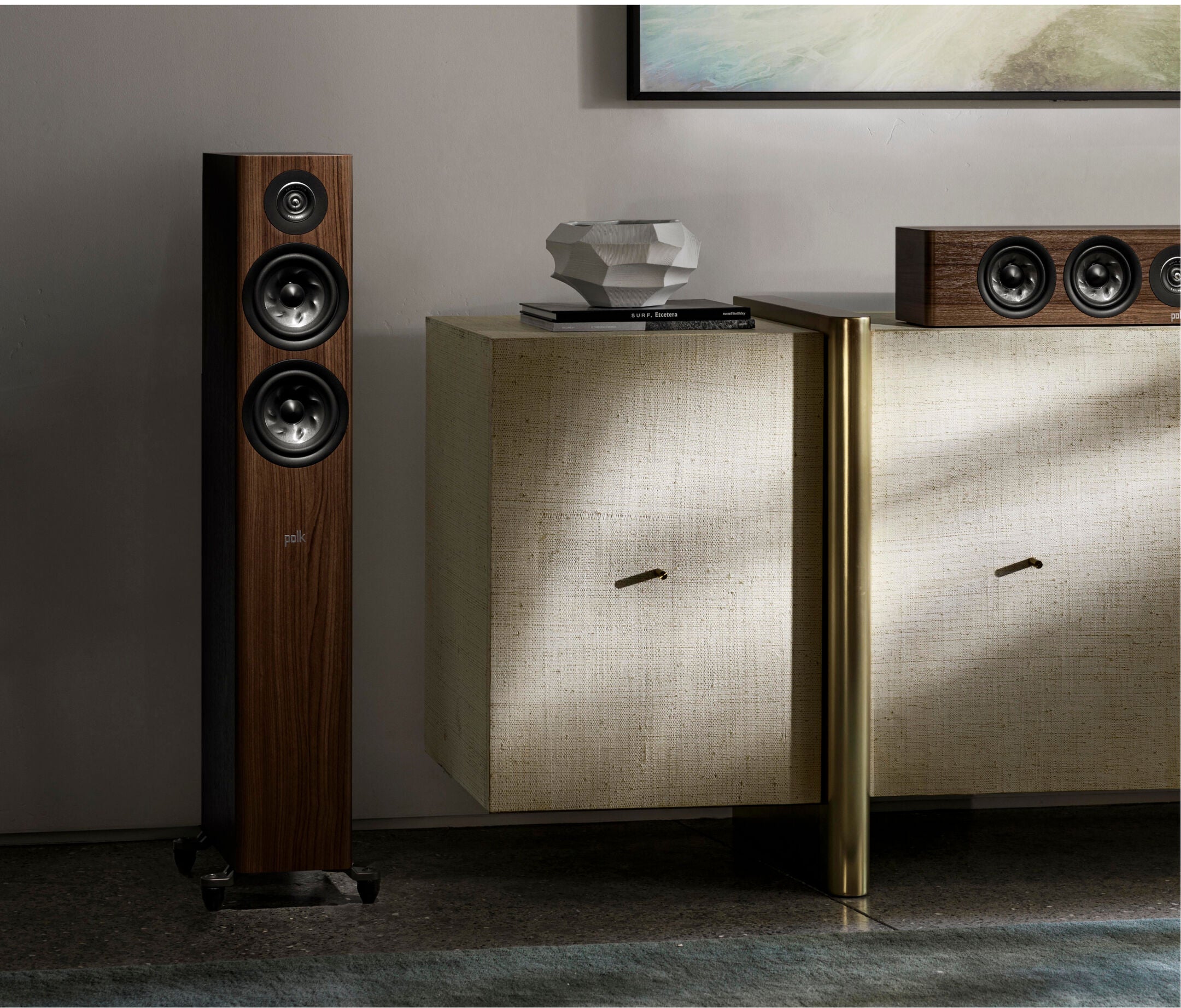 Polk Audio Reserve R500 boxă de podea maro, vedere laterală, amplasată lângă mobilier într-un living.