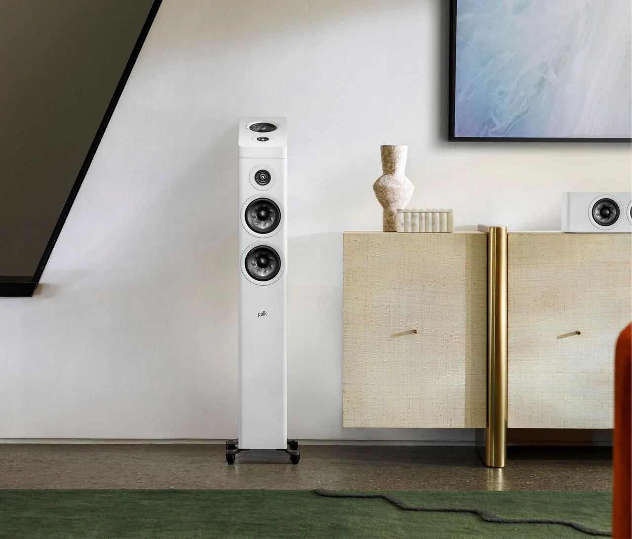 Boxă de podea albă Polk Audio Reserve R500, vedere laterală, amplasată într-un living modern.