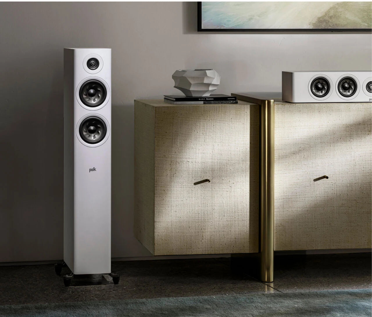 Boxa de podea albă Polk Audio Reserve R500, vedere laterală, cu două difuzoare mari și un tweeter vizibile.