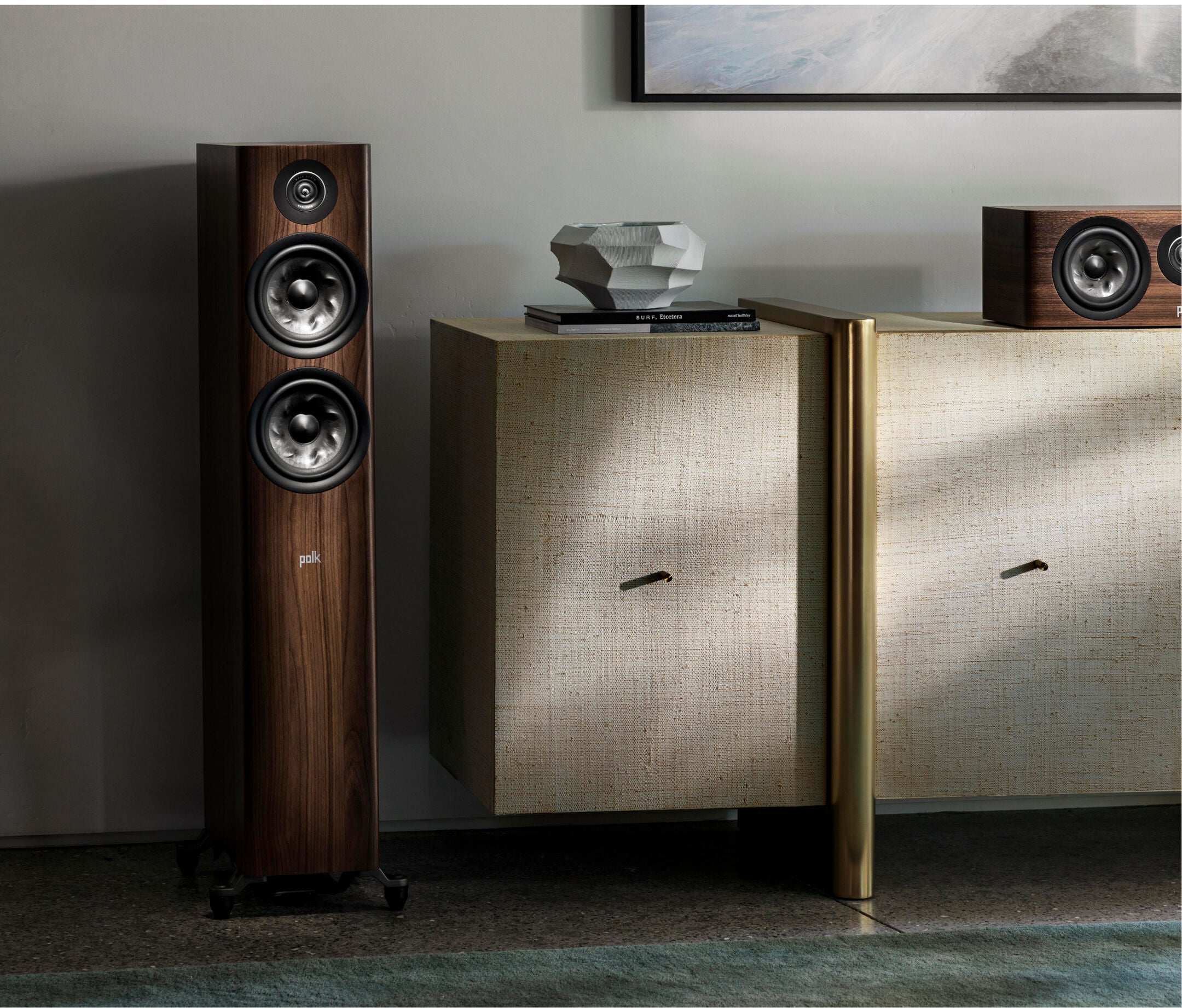 Boxa de podea Polk Audio Reserve R600 maro, vedere laterală, cu două difuzoare mari și un tweeter.
