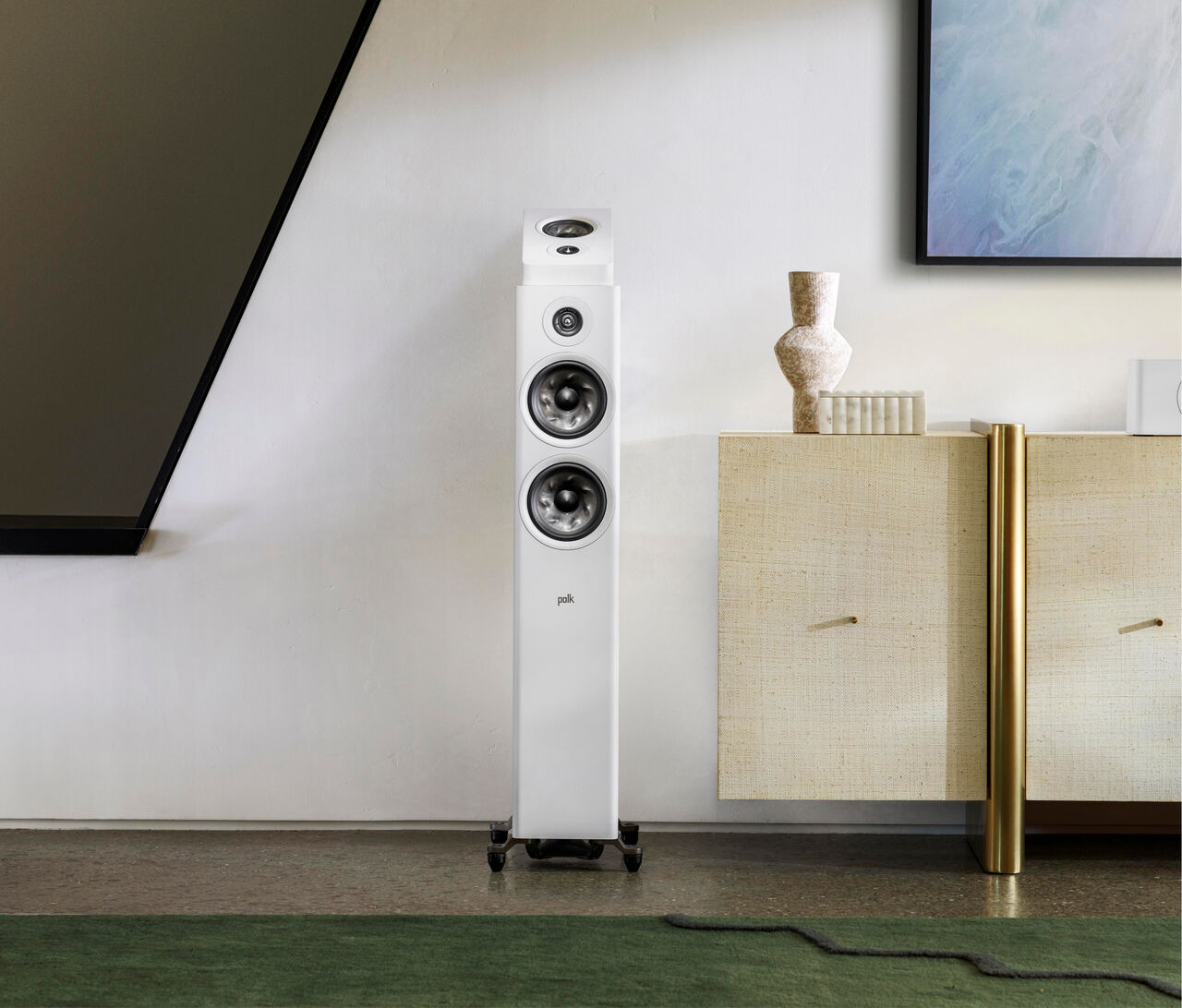 Boxa de podea albă Polk Audio Reserve R600, vedere frontală, amplasată într-un living modern. Două woofere și un tweeter vizibile.