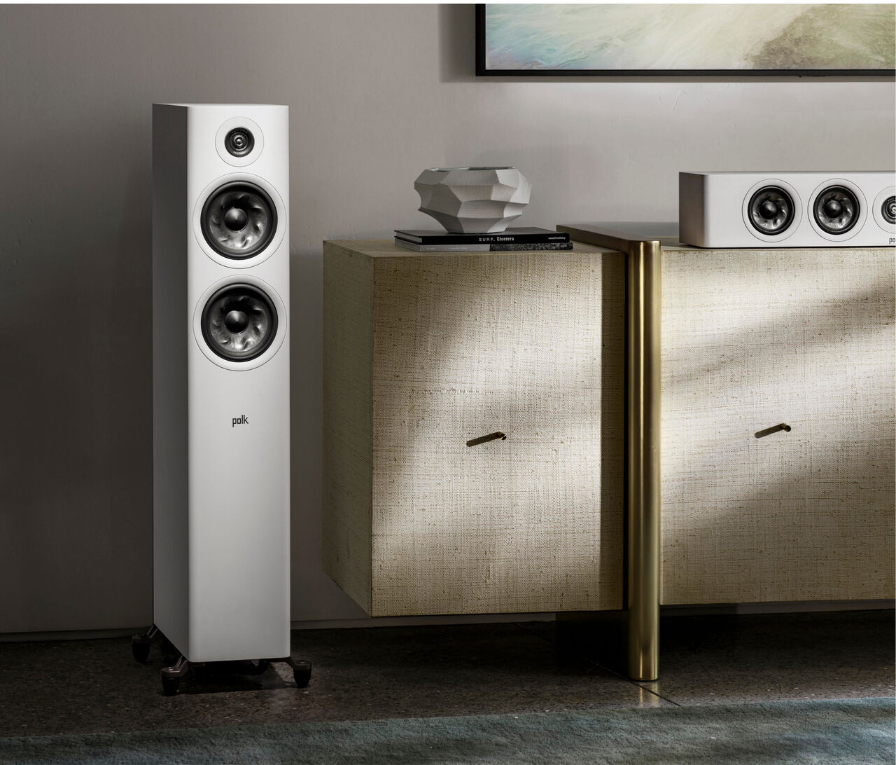 Boxă de podea albă Polk Audio Reserve R600, vedere laterală, cu două difuzoare mari și un tweeter.